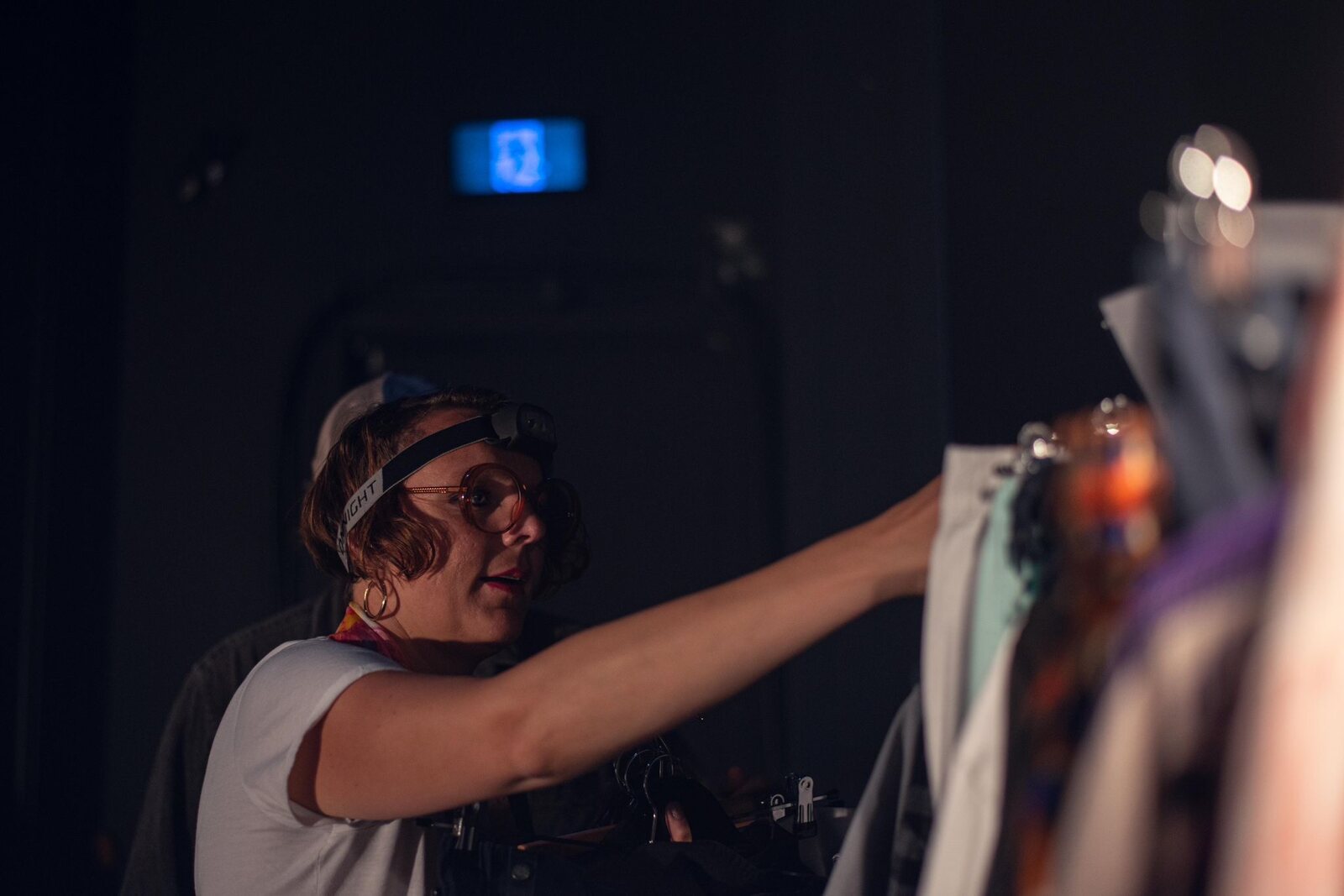 Sophie Rossignol au travail sur les costumes